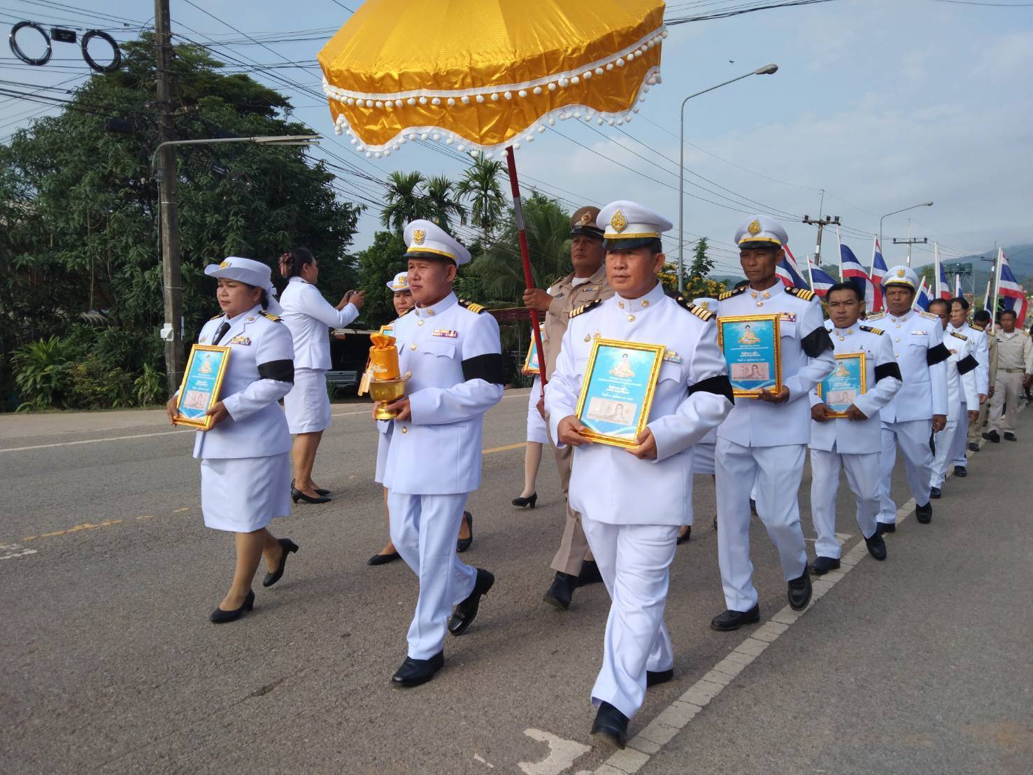🏢 : สำนักงานพัฒนาชุมชนอำเภอนายูง ร่วมตั้งขบวนพิธีแห่เงินขวัญถุงพระราชทานในโอกาสนี้ เพื่อให้ความรักความศรัทธาความสามัคคีของคนในชุมชนและแก้ไขปัญหายาเสพติดคุณภาพชีวิตของชาวบ้านให้มีความสุขเป็นชุมชนที่เข้มแข็งปลอดภัยและห่างไกลจากยาเสพติดเกิดชุมชนที่ยั่งยืนสืบไป